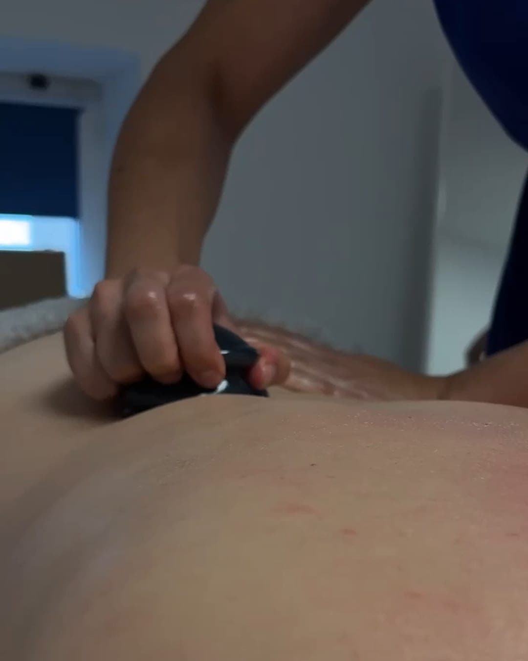 Masaż gorącymi kamieniami w Wiśnia Beauty Studio w Warszawie